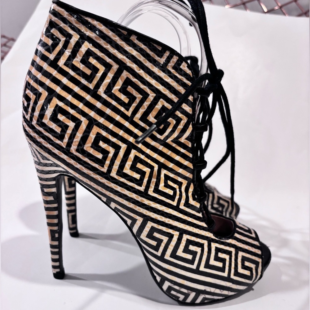 Zigi Soho Martyr Peep Toe Lace Up Heel Shoe Size 8.5